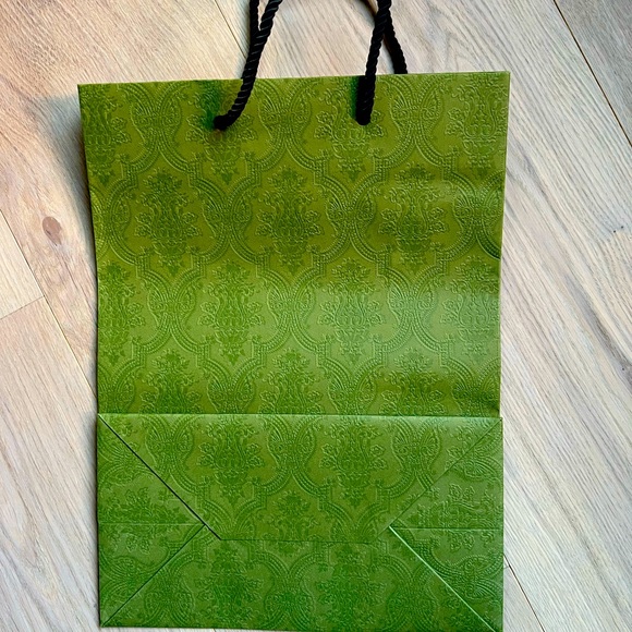 Gucci Handbags - Excellent condition green Gucci shopping bag